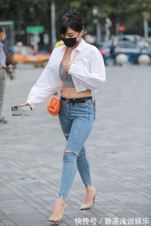 穿搭 白色短款衬衣搭配蓝色破洞牛仔裤,清新时尚,还不失知性美感