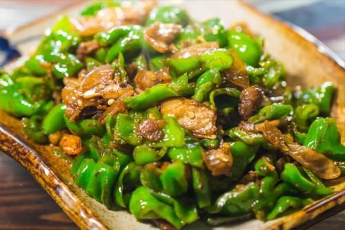 入味|辣椒炒肉，先炒肉还是辣椒？掌握正确炒制顺序，猪肉鲜香辣椒入味