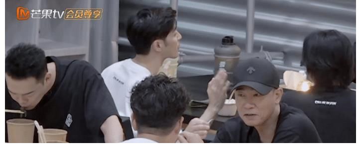 真人秀|真人秀终于不浪费粮食了，明星们集体吃盒饭，比之前要接地气的多