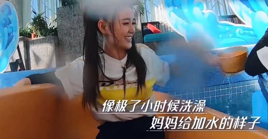 何洛洛|蒋依依生理期坚持录制跑男却遇水上游戏,一旁郑恺的反应才是亮点