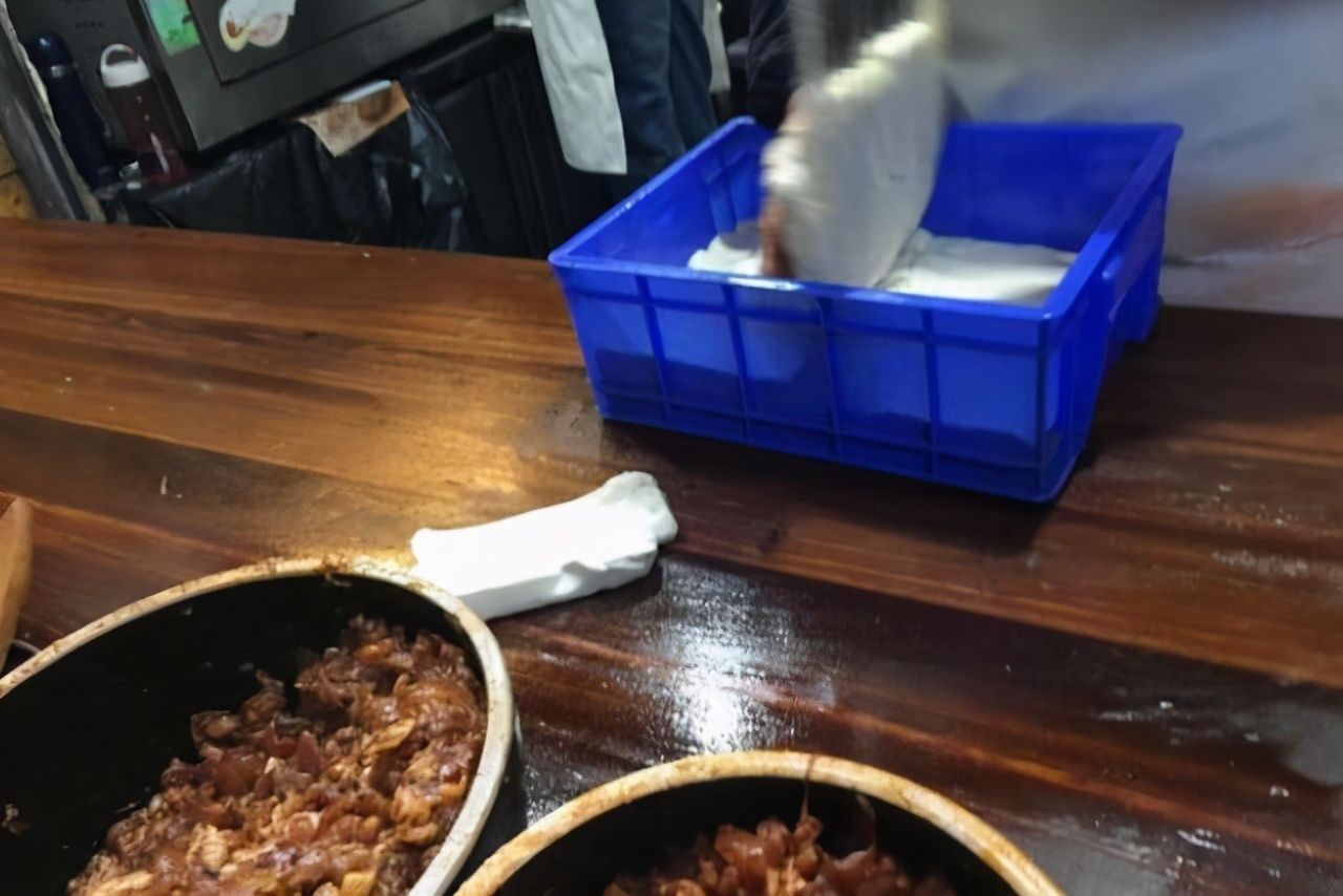 烧饼|一家店的烧饼太贵，每个20元，顾客一边骂一边买