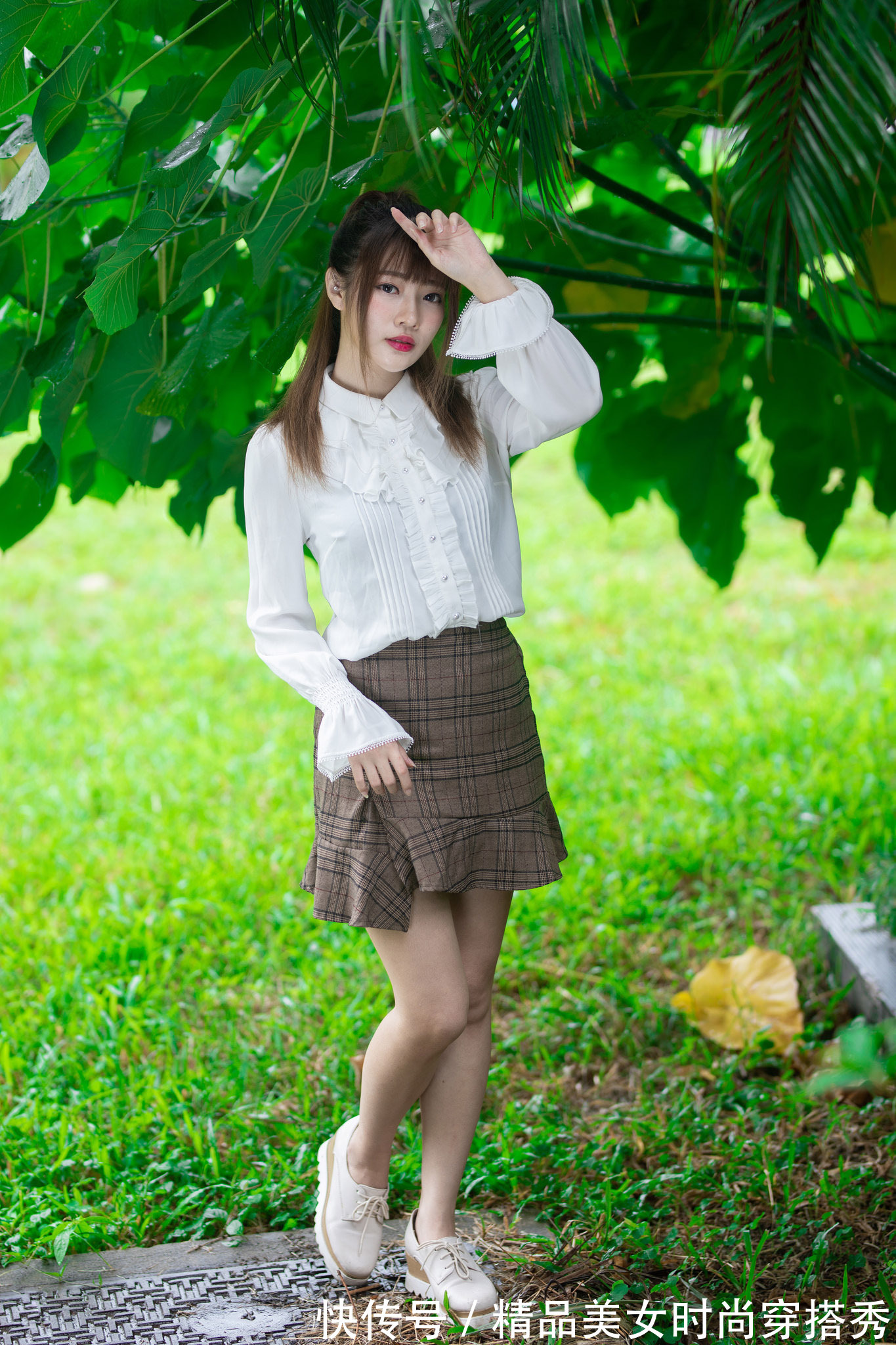 衬衫 白色衬衫搭配格子半身裙,温婉好搭,甜美范十足