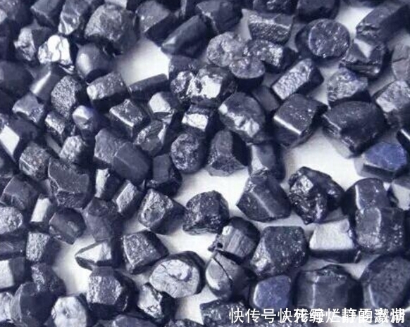 原矿|下回出去玩,看到这样的石头一定要留意了,很可能是蓝宝石原矿