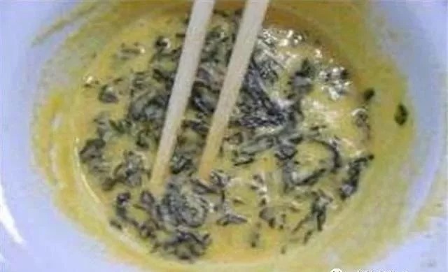 钓鱼比蚯蚓厉害万倍饵料：入水鲫鲤疯咬不断，整条河鱼闻味被吸引