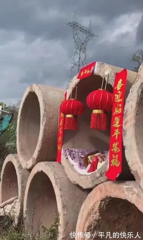 |今日段子:竟然还有人反向烤火?难道不怕烧到屁股吗?