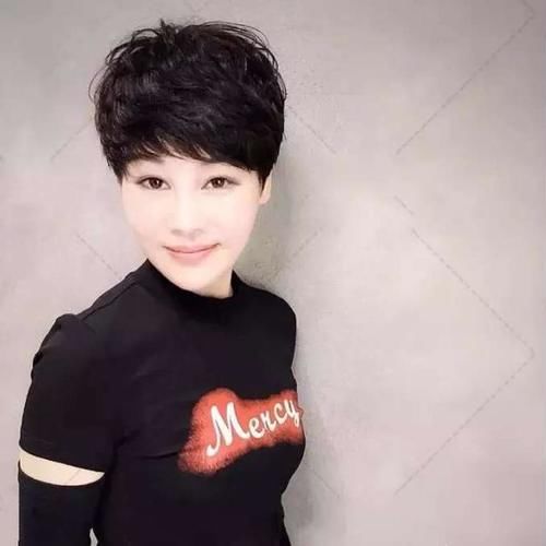 头发又软又细，洗完头第二天就贴头皮，发量又少，怎么办？还有办法可以抢救吗？