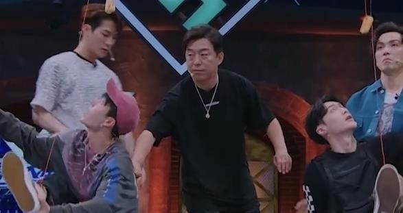 王一博生理不适坚持录节目却遇上意外,一旁张艺兴的反应才是亮点