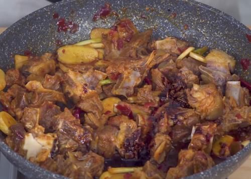 孩子爱吃的红焖羊肉,做法简单,味道鲜美,吃一次念念不忘