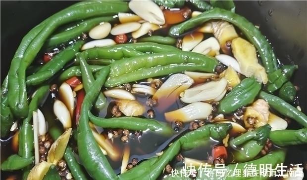 辣椒这样做太好吃了,一次秘制一罐,开胃又下饭,放一年不会坏!