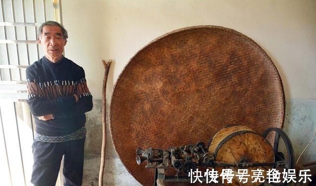原材料$68岁大爷做1门手艺10年,村民年年免费送原材料,看他咋处理