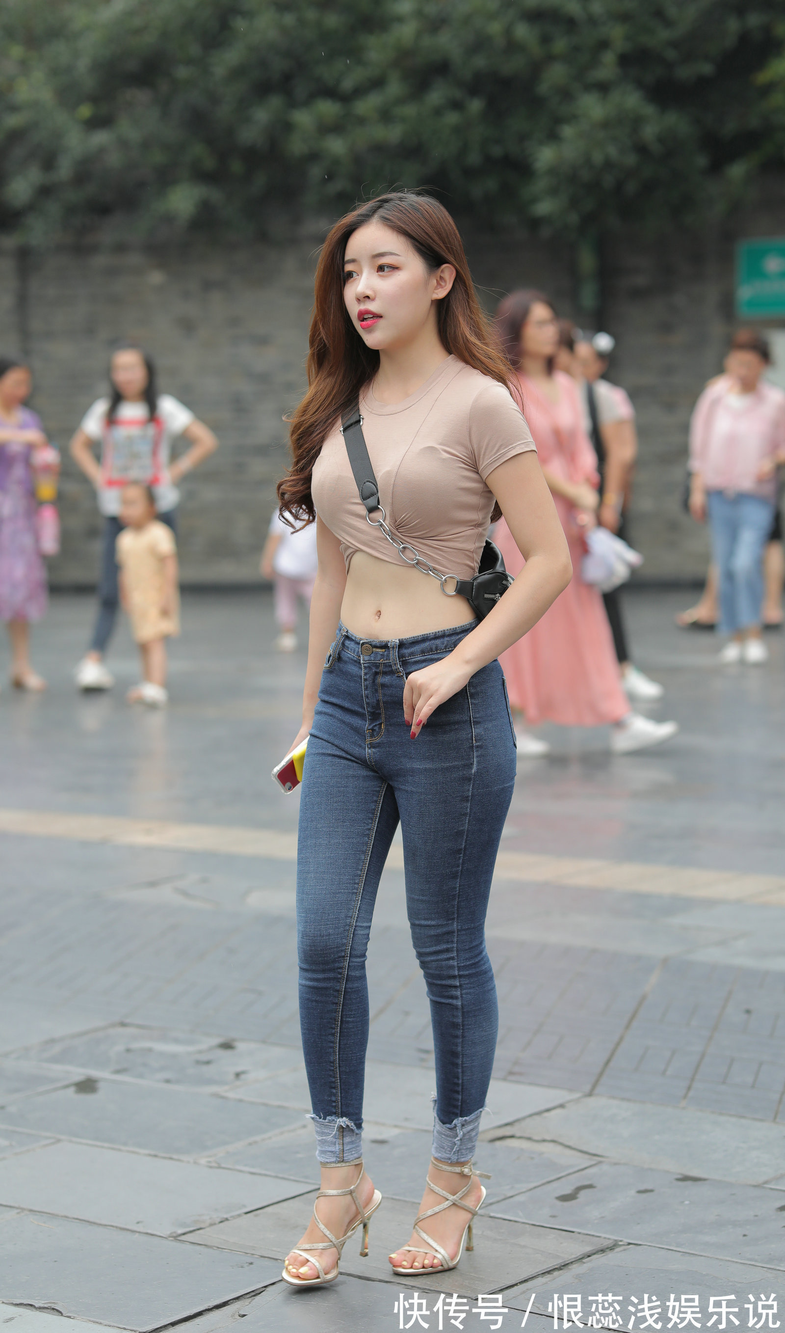 穿搭 女生的洋气穿搭,开口喇叭裤配短袖衫,穿出夏季潮流的美