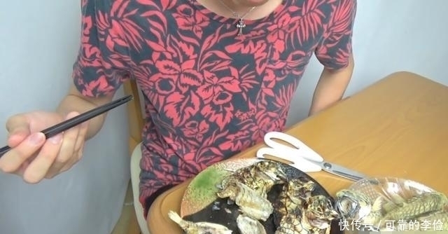 剪刀|小伙网购8条“石头鱼”,太硬连剪刀也治不了,无奈如此处理