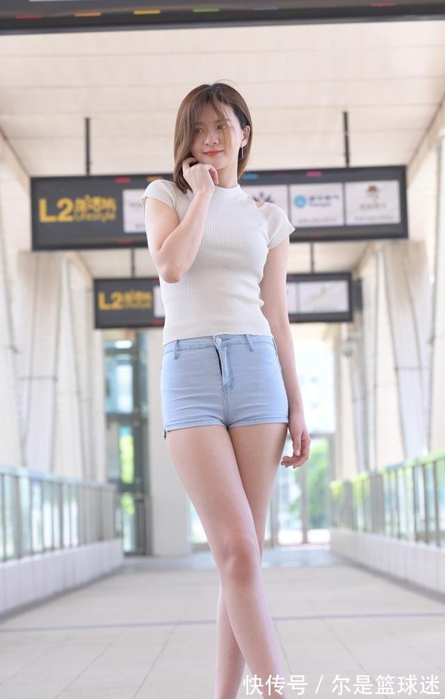 大长腿 牛仔短裤怎么搭配更清凉蓝白配色+水晶高跟凉鞋,清凉又显身材!