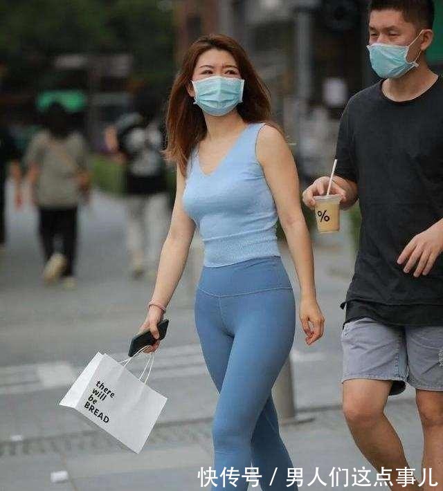 打底裤 白色运动背心搭配灰紫色打底裤,不要宽松,显得更苗条!