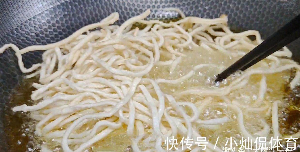 花生米|把面条放进滚烫的油锅中,瞬间变美食,简单易做,吃一次就忘不了