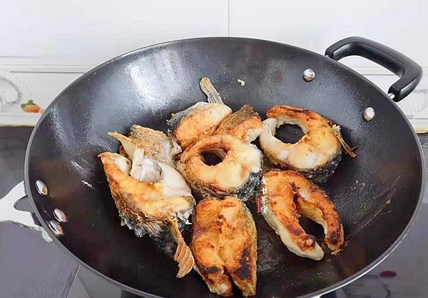 桌管|入夏后，用这食材炖鱼好开胃，咸鲜味美下饭菜，大碗上桌管够