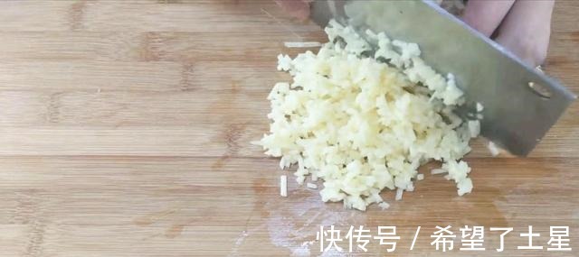 零食|苹果加饺子皮，教你秘制小零食，香甜酥脆，每次一大盘不够吃！