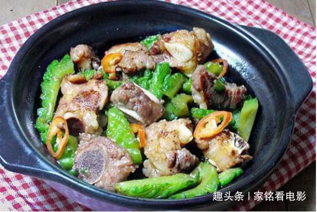 宫保鸡丁|苦瓜焖排骨，素宫保鸡丁，芹菜炒木耳，腰果虾仁的做法