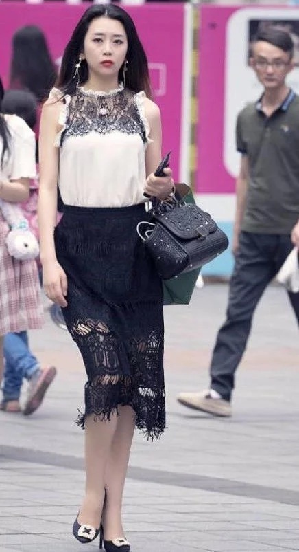 街拍:身穿套装的小美女很漂亮,尽享知性美女风范