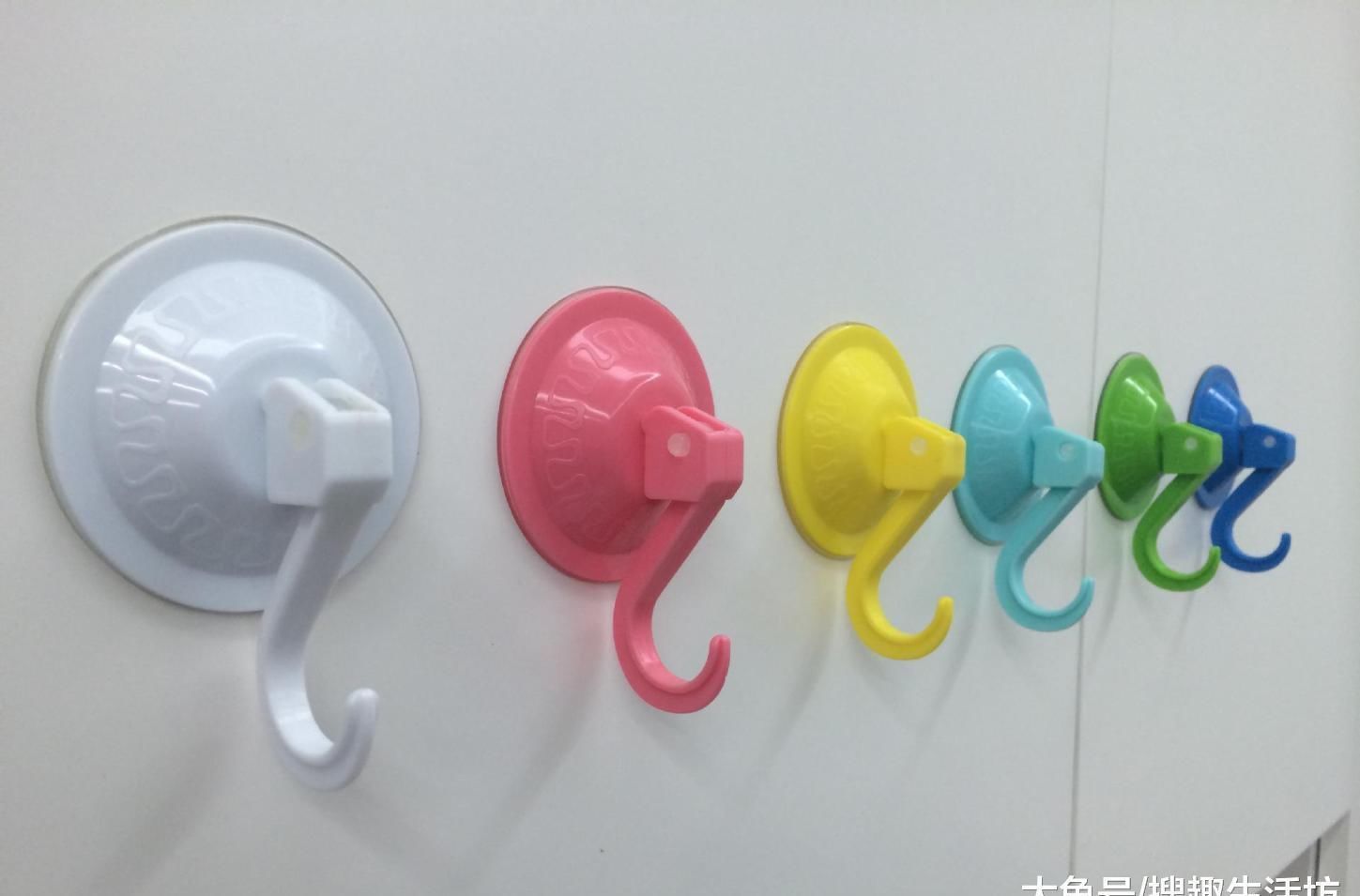 吸盘挂钩老是掉 教你一个简单绝招, 挂几十斤都很牢固, 太实用了
