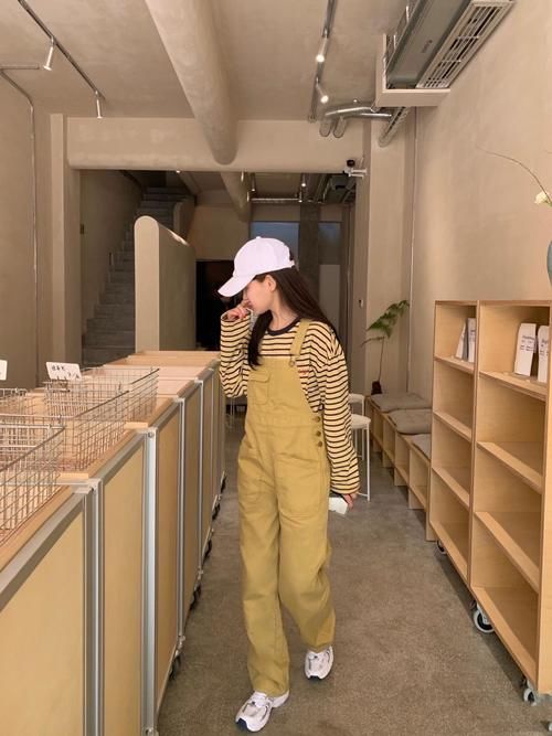 背带裤怎么穿才好看？这3种时髦又减龄的搭配法则，值得借鉴