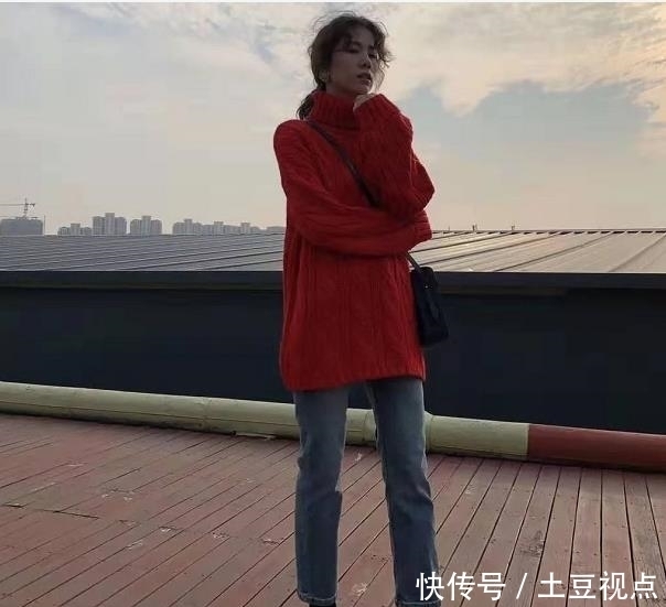 小脚裤配短靴不流行了,2020年流行这条“裤子”配短靴,保暖时髦