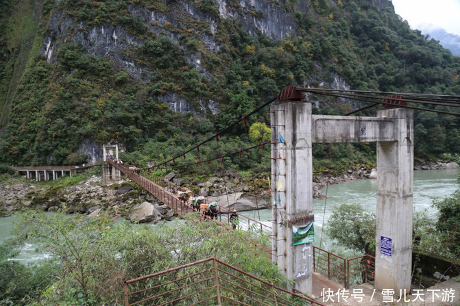 怒江峡谷内素有，十里不同天，万物在一山，之说