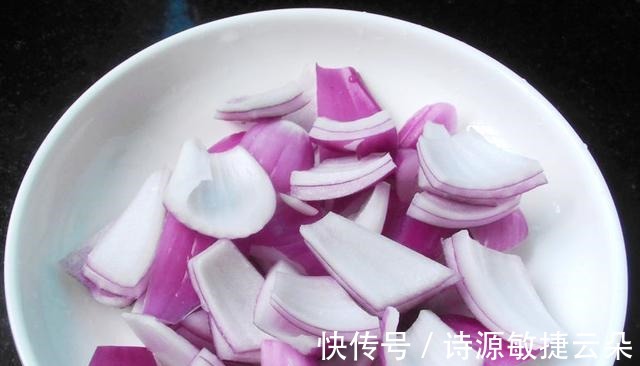 芹菜洋葱|这菜多给家人吃，简单炒一炒，营养足特开胃，太下饭了！