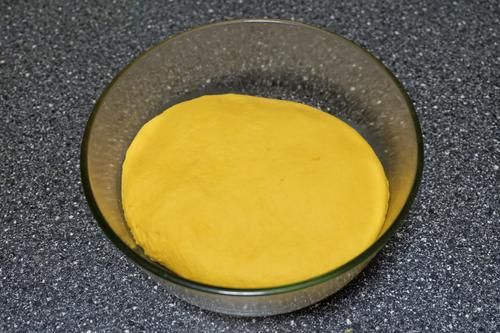 面团|轻松营养的早餐，不加一滴水的南瓜千层饼，松软可口太好吃