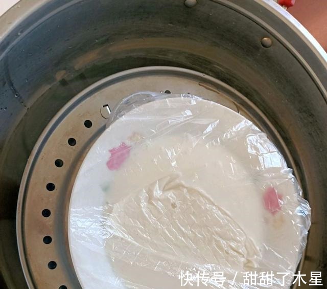 精致甜品肉松麻薯蛋黄酥，口感软糯，咸香适中，口感层次丰富！