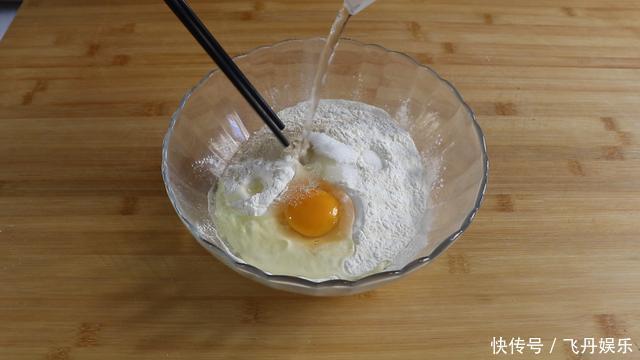 面粉别蒸馒头吃了，教你最好吃的做法，10分钟出锅，比油饼还简单