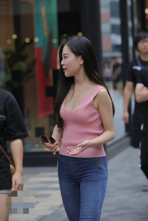 回头率|粉色背心搭配牛仔裤,穿一双高跟鞋,小姐姐回头率老高了