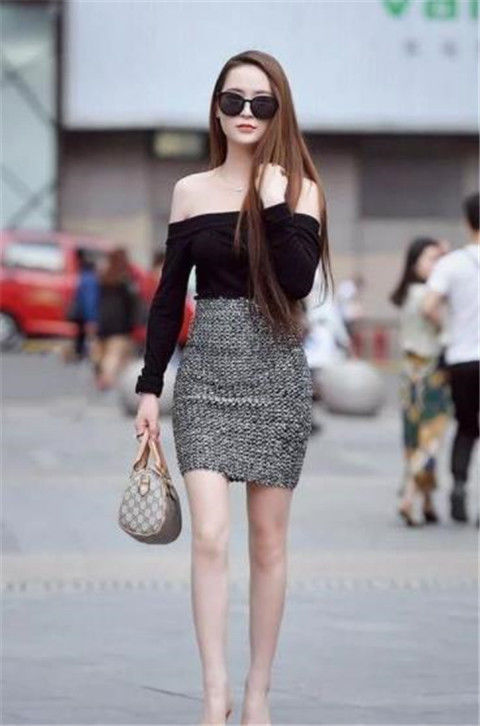 街拍美女皮衣配紧身牛仔,长发披肩,干脆利落