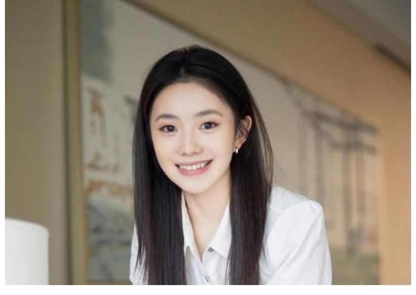 张艺谋导演|谋女郎刘浩存体重82斤，一双纤细的漫画腿太抢镜，满满的少女感？