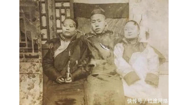 清朝|晚清罕见老照片:女子陪丈夫抽鸦片,图4清朝男子搂着一妻一妾