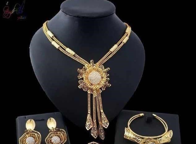 在你身边 4套饰品,哪一套最高贵测最近有人在暗恋着你吗