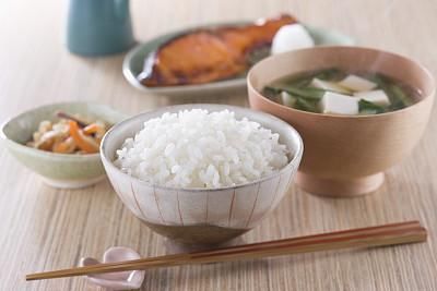 隔夜米饭，到底能不能吃？营养师：很多人不知道，看完转发家里人