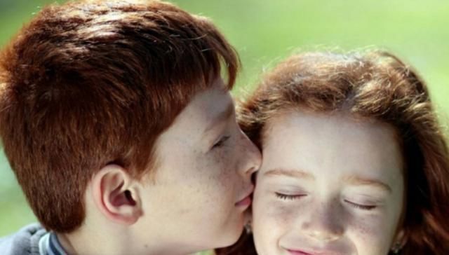 父母|8岁男孩“偷亲”女同桌,妈妈知道后的做法,让老师都竖起大拇指