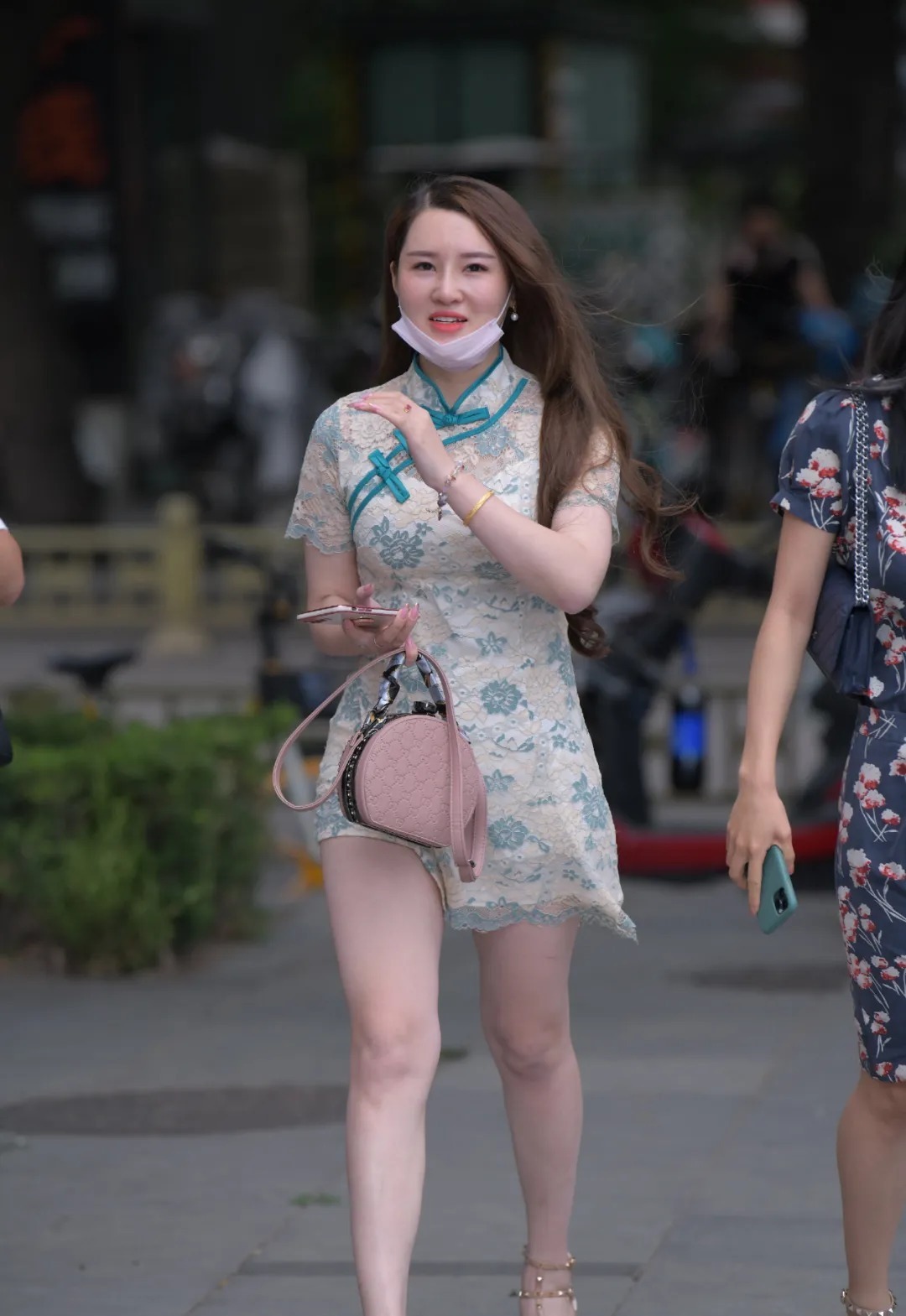 时尚 穿碎花裙的时尚女生