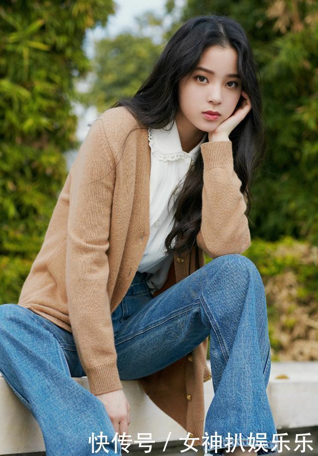 身材|都说牛仔裤是检验身材的唯一标准,看完当红小花的演绎,一点不假