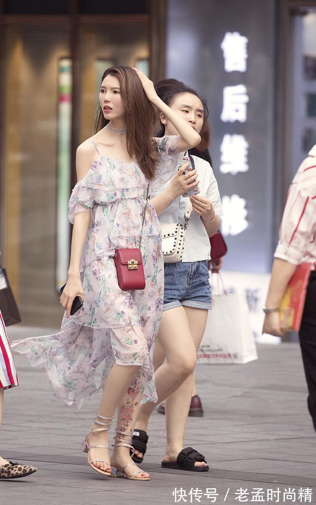 衣服|路人街拍:美女白色学生服,搭配牛仔热裤,喝着奶茶,时尚俏皮!