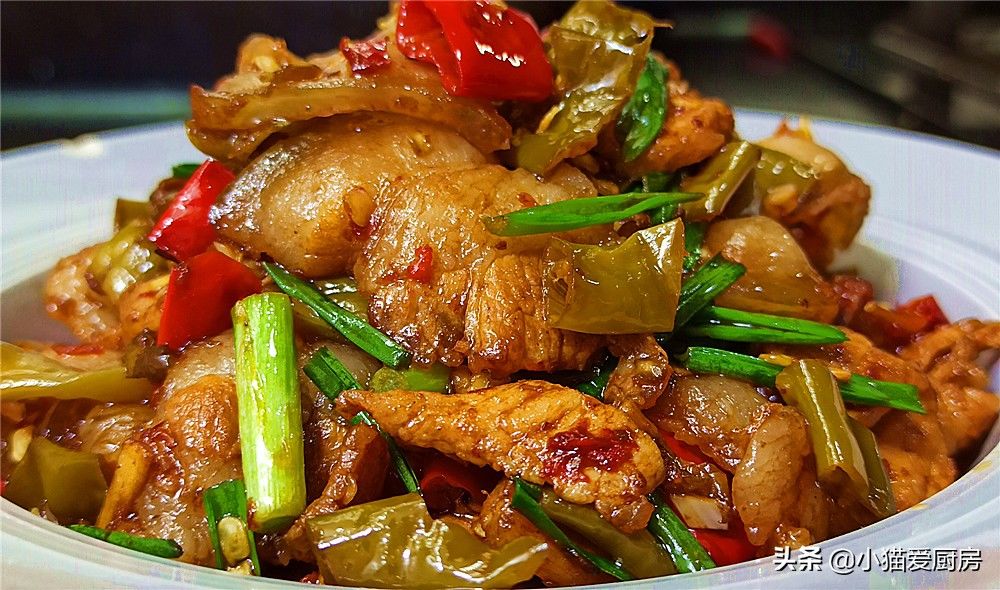 1把酸辣椒加上猪肉简单一炒,味道酸香爽辣,开胃下饭特别好吃