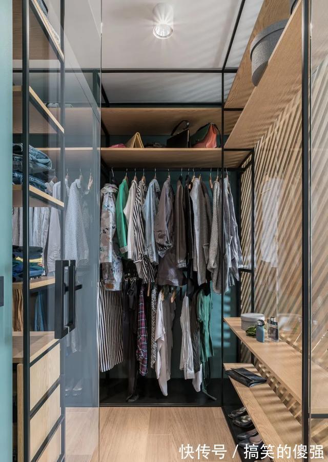 布艺沙发|108㎡现代简约风三室装修，用这样的木格栅做隔断，好美呀