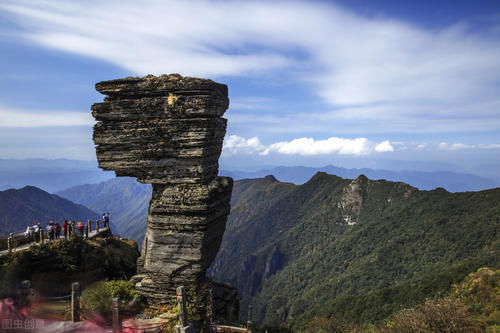 区域|旅游总收入超过万亿元的省份有几个？这些区域分布有两个明显特点