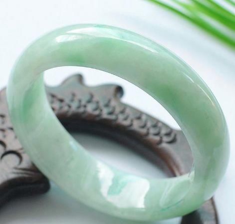  早知|长期在左手佩戴玉手镯，会有哪些好处？你戴对了吗？早知早受益