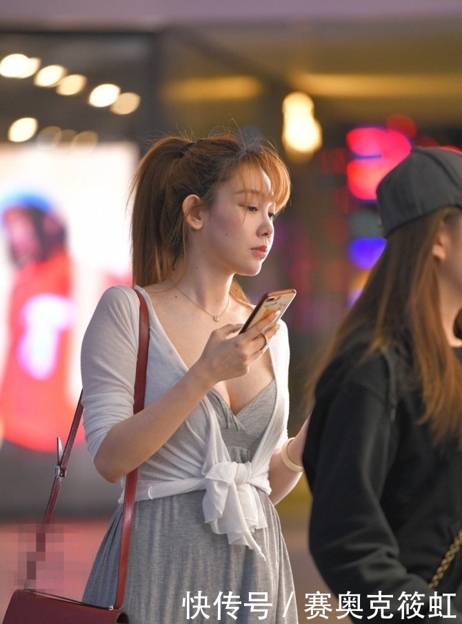 身材迷人的小姐姐,一身大胆的穿搭,韵味十足