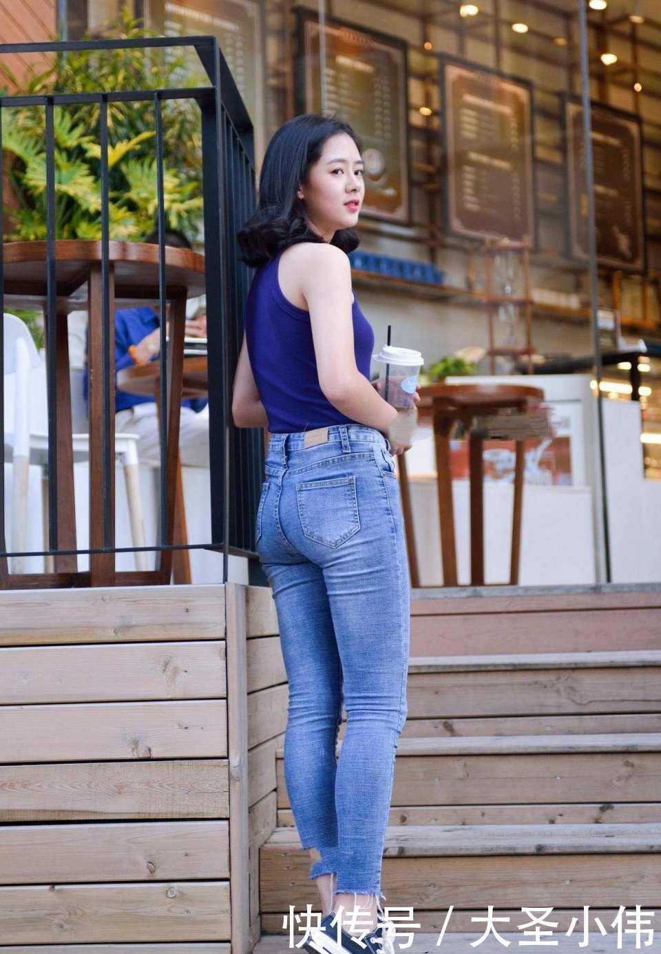 差别|美女街拍:快乐到起飞的小姐姐,一个人逛街腿都酸了,好想过去帮她揉一揉