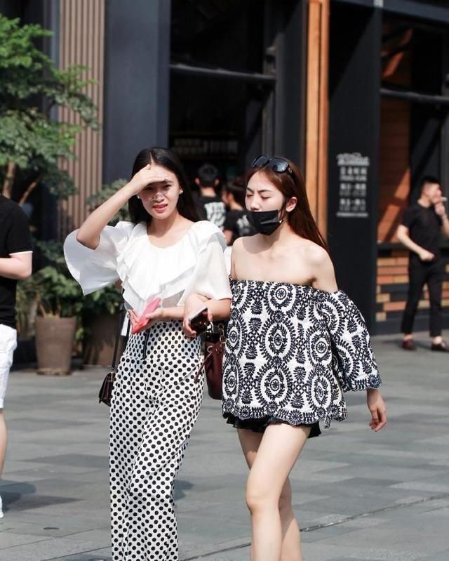 紧身裤|戴墨镜的小姐姐,露肩上衣搭配牛仔紧身裤,尽显女人味