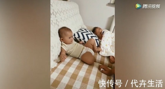 萌娃|妈妈睡得正香，宝宝在一旁保护，爸爸故意挑事，宝宝的反应太可爱