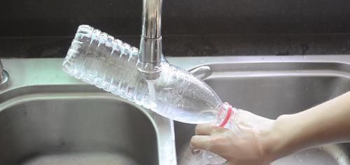 洗碗池里放一个塑料瓶,真是厉害了,一年能省不少钱,都学学吧